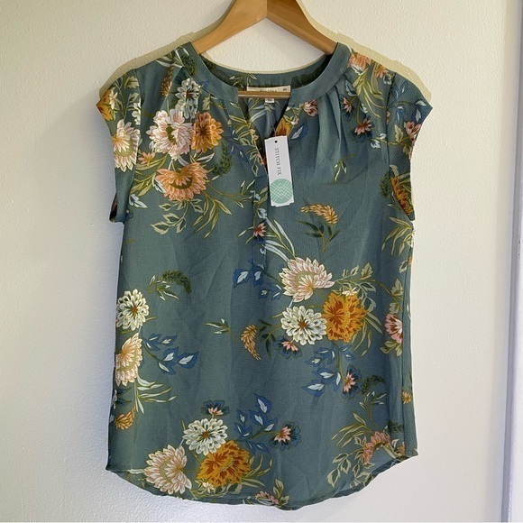 fun 2 fun Tops - Brand New, Fun 2 fun green floral blouse size extra small